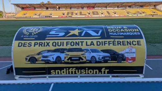 L’abri des joueurs du Stadium d’Albi habillé aux couleurs de SN Diffusion
