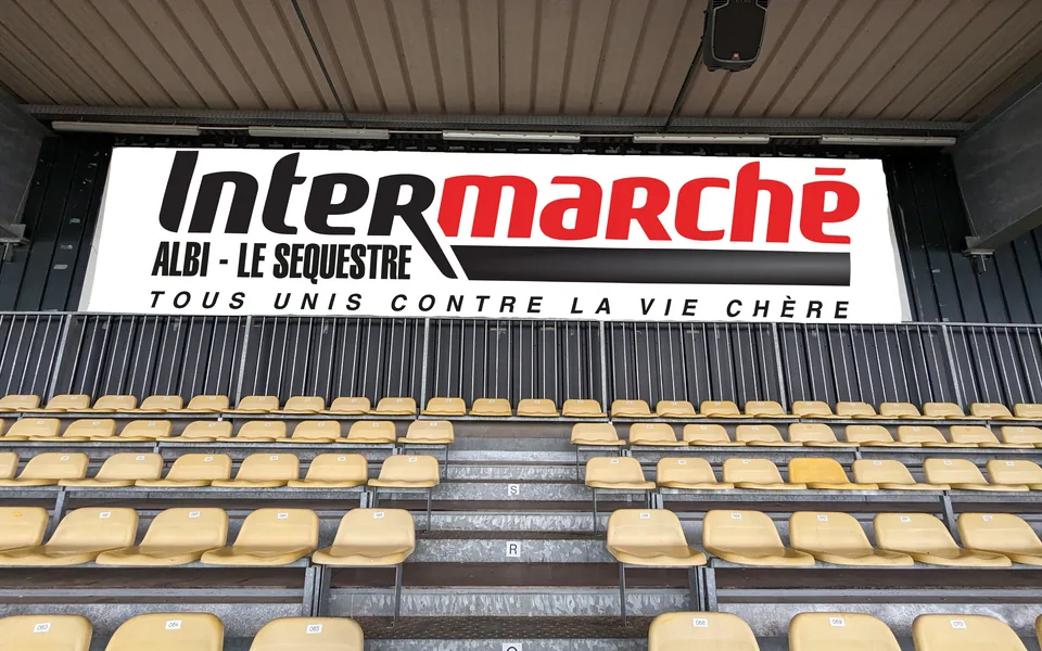 Panneau de 9 × 2 m au-dessus des gradins du Stadium d’Albi (mise en situation)