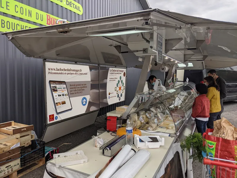 Les panneaux adhésifs de la remorque de marché, 2021 (mise en situation)