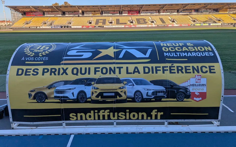 L’abri des joueurs du Stadium aux couleurs de SN Diffusion, saison 2026
