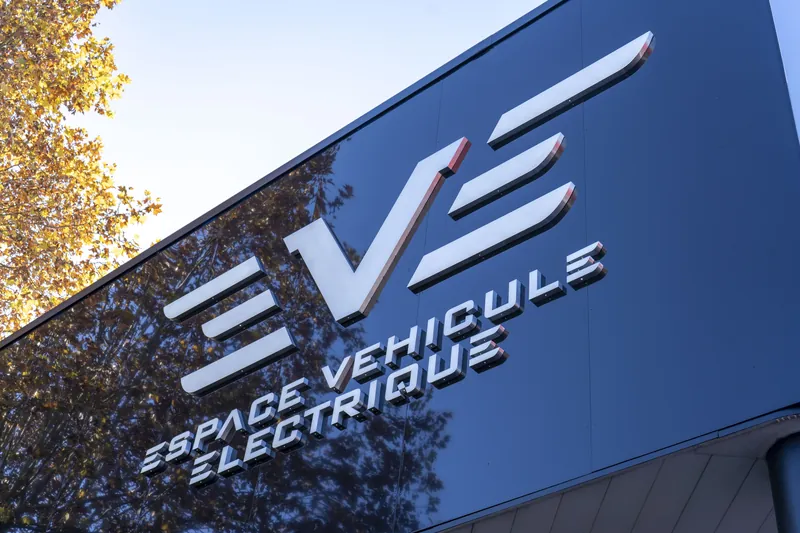 L’enseigne EVE en lettres découpées