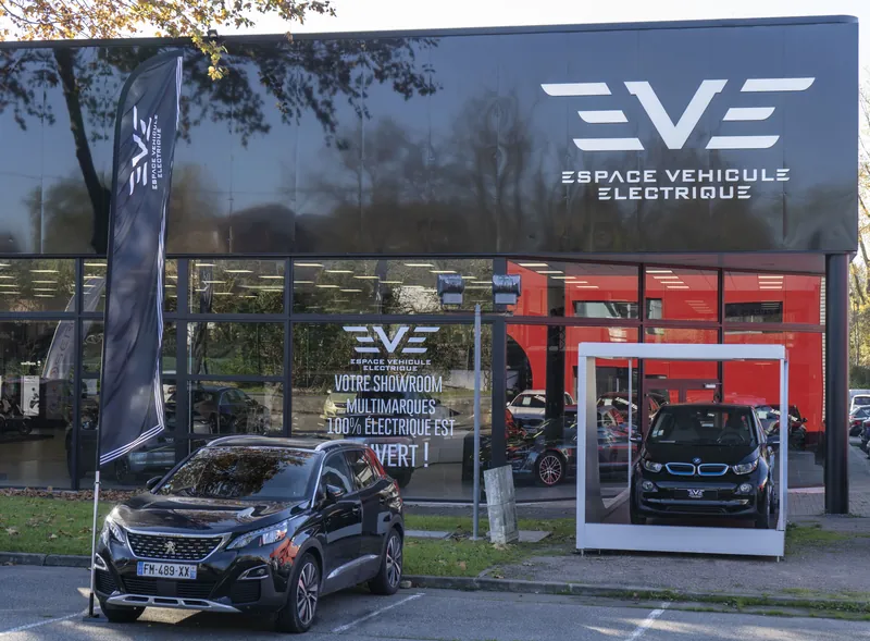 Le logo d’EVE, Espace Véhicule Électrique, en enseigne sur la façade du showroom