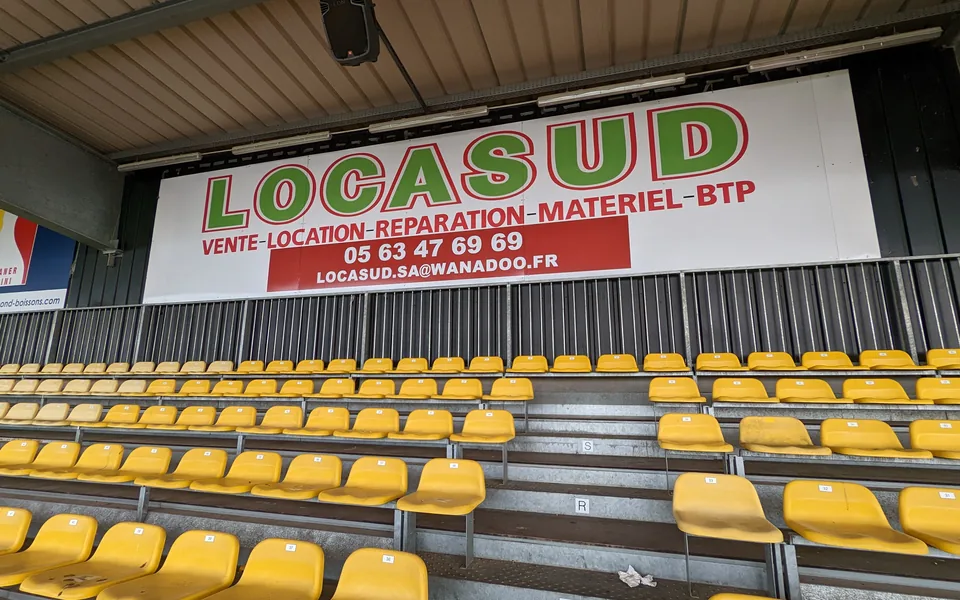 Panneau Locasud de 9 mètres en tribune du Stadium d’Albi
