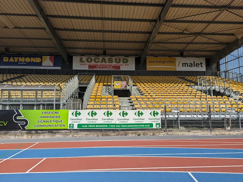 Panneau Carrefour Contact de 5 mètres en bord de terrain