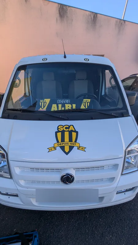 L’écusson du SCA sur le capot et « Allez Albi » sur le pare-brise