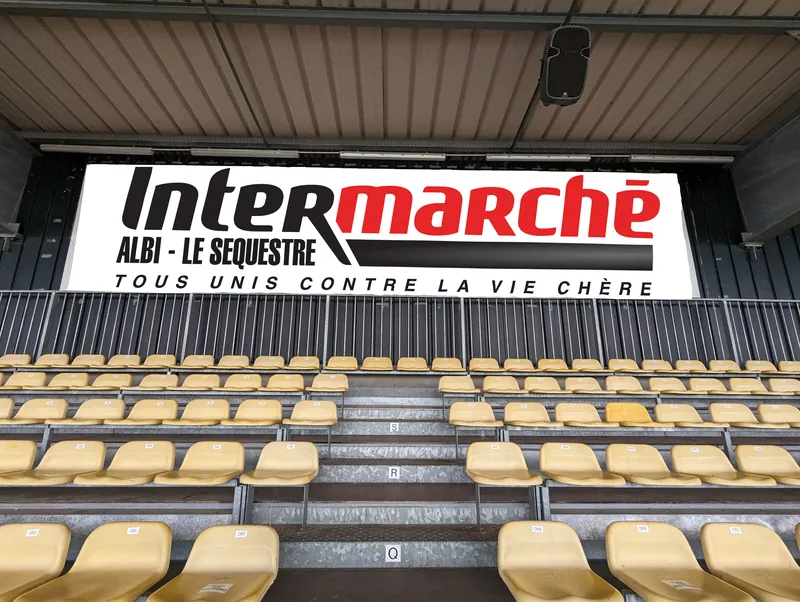 Panneau Intermarché de 9 mètres en tribune (mise en situation)